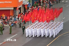 Các khối diễu binh, diễu hành trên đường phố Hà Nội trong Lễ tổng duyệt A80. (Ảnh: Trần Công Đạt/TTXVN)
