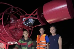 Chiếc phao tiêu hàng hải lớn được người dân phát hiện, trục vớt. (Ảnh: TTXVN phát)