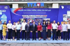 Phó Trưởng ban Thường trực Ban Tuyên giáo và Dân vận Trung ương Lại Xuân Môn cùng lãnh đạo cơ quan và đơn vị chức năng của TTXVN. (Ảnh: Minh Đức/TTXVN)