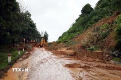 Một điểm sạt lở nghiêm trọng trên tuyến đường Hồ Chí Minh qua xã Khâm Đức, thành phố Đà Nẵng. (Ảnh: Đỗ Trưởng/TTXVN)