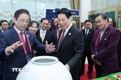 Chủ tịch nước Lương Cường với các đại biểu dự chương trình “Ngày Việt Nam." (Ảnh: Lâm Khánh/TTXVN)