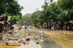 Tuyến đường ngổn ngang rác thải và bùn đất sau trận lụt ở phường Hà Giang 1 (Tuyên Quang) ngày 2/10. (Ảnh: Đức Thọ/TTXVN)