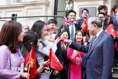 Cộng đồng người Việt Nam tại Anh tiễn Tổng Bí thư Tô Lâm và Phu nhân. (Ảnh: Thống Nhất/TTXVN)