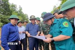 Phó Thủ tướng Trần Hồng Hà kiểm tra, chỉ đạo khắc phục sạt lở Km15+900. (Ảnh: Phạm Cường/TTXVN)