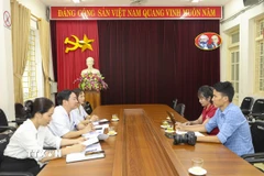 Lãnh đạo Bệnh viện Đa khoa tỉnh Điện Biên trao đổi với phóng viên Cơ quan thường trú TTXVN tại Điện Biên. (Ảnh: TTXVN)