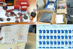 Công cụ, phương tiện của các đối tượng sử dụng để làm giấy tờ giả. (Ảnh: TTXVN phát)