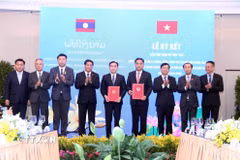 Ký Biên bản ghi nhớ về thỏa thuận hợp tác giữa Thành phố Hồ Chí Minh và thủ đô Vientiane (Lào) giai đoạn 2026-2030. (Ảnh: Xuân Khu/TTXVN)