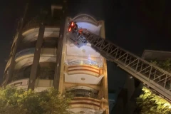 Lực lượng Cảnh sát phòng cháy chữa cháy và cứu nạn cứu hộ huy động nhiều phương tiện chuyên dụng tiếp cận hiện trường vụ cháy nhà trên đường Yersin. (Nguồn: Công an Thành phố Hồ Chí Minh)