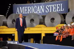 Tổng thống Mỹ Donald Trump thăm một nhà máy của Tập đoàn thép Irvin Works ở West Mifflin, bang Pennsylvania, Mỹ ngày 30/5/2025. (Ảnh: Reuters/TTXVN)