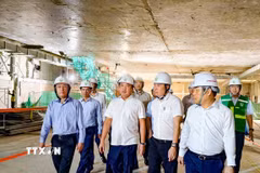 Bí thư Thành ủy Hà Nội Trần Đức Thắng trực tiếp xuống kiểm tra hiện trường thi công ga ngầm S12 thuộc tuyến metro Nhổn-Ga Hà Nội. (Ảnh: Trung Nguyên/TTXVN)