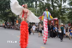 Các diễn viên tham gia diễu hành. (Ảnh: Mạnh Minh/TTXVN)