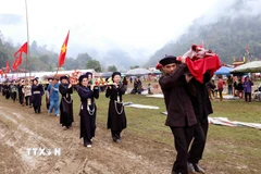 Các thôn của xã Ba Bể dâng lễ cầu mùa tại lễ hội Lồng tồng. (Ảnh: Vũ Hoàng Giang/TTXVN)