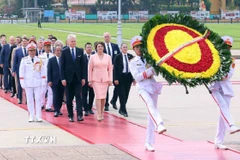 Tổng thống Cộng hòa Litva Gitanas Nauseda và Phu nhân đến đặt vòng hoa và vào Lăng viếng Chủ tịch Hồ Chí Minh. (Ảnh: Phạm Kiên/TTXVN)