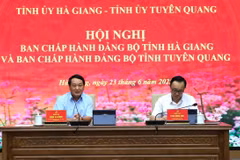 Ủy viên Trung ương Đảng, Bí thư Tỉnh ủy Hà Giang Hầu A Lềnh và Phó Bí thư Thường trực Tỉnh ủy, Chủ tịch Hội đồng Nhân dân tỉnh Hà Giang Thào Hồng Sơn chủ trì Hội nghị. (Ảnh: Minh Tâm/TTXVN)