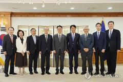 Thủ tướng Hàn Quốc Kim Min Seok chụp ảnh với phái đoàn Nhật Bản. (Nguồn: Yonhap)