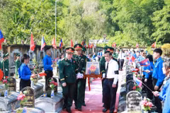 Đại tướng Nguyễn Trọng Nghĩa dự lễ truy điệu và an táng hài cốt liệt sỹ Quân tình nguyện và chuyên gia Việt Nam hy sinh trên nước bạn Lào. (Ảnh: Nguyễn Nam/TTXVN)