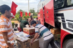 Bộ đội Biên phòng Cửa khẩu quốc tế Lao Bảo kiểm tra phương tiện vận tải và hàng hóa, hành lý xuất nhập cảnh. (Ảnh: Nguyên Linh/TTXVN)