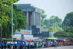 Đông đảo người dân và du khách vào Lăng viếng Chủ tịch Hồ Chí Minh, sáng 17/5. (Ảnh: Hoàng Hiếu/TTXVN)