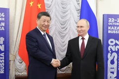 Tổng thống Nga Vladimir Putin (phải) và Chủ tịch Trung Quốc Tập Cận Bình tại cuộc gặp bên lề Hội nghị thượng đỉnh BRICS ở thành phố Kazan ngày 22/10/2024. (Ảnh: THX/TTXVN)