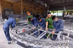 Cán bộ, chiến sỹ cơ sở cai nghiện số 3 hướng dẫn học viên cai nghiện ma túy học nghề cơ khí. (Ảnh: Phạm Kiên/TTXVN)