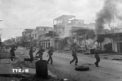Ngày 9/4/1975, quân ta tiến công vào thị trấn Xuân Lộc, căn cứ phòng thủ trọng yếu của địch bảo vệ Sài Gòn từ phía Đông Bắc. Ngày 21/4, quân địch ở Xuân Lộc tháo chạy, cửa ngõ vào Sài Gòn từ hướng Đông Bắc đã được mở. Ngay từ khi mất Xuân Lộc, Tổng thống Nguyễn Văn Thiệu từ chức. Ảnh: TTXVN