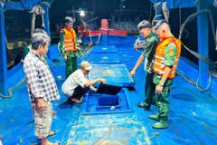Lực lượng chức năng kiểm tra, phát hiện một tàu cá vận chuyển dầu trái phép trên biển. (Ảnh minh họa. Nguồn: TTXVN)