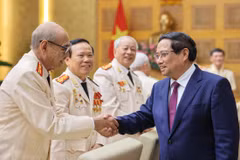 Thủ tướng Phạm Minh Chính phát biểu tại buổi gặp mặt Ban Liên lạc Công an chi viện chiến trường miền Nam. (Ảnh: Dương Giang/TTXVN)