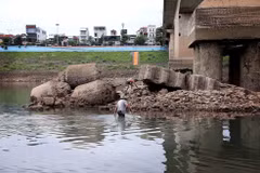 Mực nước hạ du sông Đà xuống thấp đến mức người dân có thể lội qua sông. (Ảnh: Thanh Hải/TTXVN)