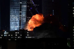 Khói lửa bốc lên từ tòa nhà bị trúng tên lửa của Iran tại Tel Aviv, Israel tối 14/6/2025. (Ảnh: THX/TTXVN)