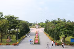 Đông đảo người dân và du khách đến dâng hương, dâng hoa tri ân các Anh hùng liệt sỹ tại Thành cổ Quảng Trị. (Ảnh: Tường Vi/TTXVN)