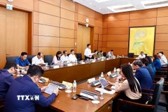 Đoàn đại biểu Quốc hội các tỉnh Trà Vinh, Điện Biên, Cao Bằng và thành phố Cần Thơ thảo luận ở tổ. (Ảnh: Doãn Tấn/TTXVN)