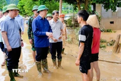 Phó Thủ tướng Chính phủ Mai Văn Chính thăm hỏi, động viên các hộ dân có nhà cửa bị ngập sâu trong lũ tại xã Con Cuông (Nghệ An). (Ảnh: TTXVN phát)