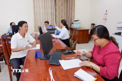 Người dân đến giải quyết thủ tục hành chính tại Trung tâm Phục vụ hành chính công xã Mỹ Yên, tỉnh Tây Ninh. (Ảnh: Đức Hạnh/TTXVN)