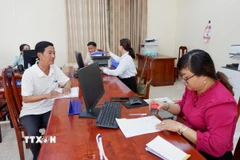 Người dân đến giải quyết thủ tục hành chính tại Trung tâm Phục vụ hành chính công xã Mỹ Yên, tỉnh Tây Ninh. (Ảnh: Đức Hạnh/TTXVN)