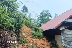 Mưa lớn kéo dài gây sạt lở đất làm hỏng nhà người dân Lào Cai. (Ảnh: TTXVN phát)