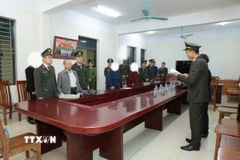 Cơ quan An ninh điều tra thi hành lệnh khám xét đối với Vũ Như Anh. (Ảnh: TTXVN phát)