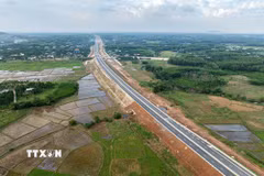 Một đoạn cao tốc Quảng Ngãi-Hoài Nhơn. (Ảnh: TTXVN phát)