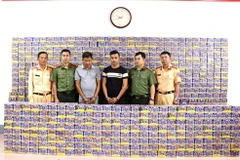 2 đối tượng cùng tang vật tại cơ quan công an. (Nguồn: Bộ Công an)