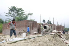 Xây dựng nhà dân ở xã Việt Hồng (Lào Cai). (Ảnh: Đinh Thùy/TTXVN)