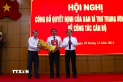 Ông Nguyễn Văn Quyết, Bí Thư Tỉnh ủy Tây Ninh và ông Nguyễn Văn Hội, Ủy viên Ủy ban Kiểm tra Trung ương trao quyết định và tặng hoa chúc mừng ông Bùi Văn Nở. (Ảnh: Thanh Bình/TTXVN)