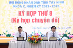 Lãnh đạo Hội đồng Nhân dân tỉnh Tây Ninh chủ trì Kỳ họp thứ 8. (Ảnh: Thanh Tân/TTXVN)
