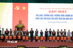 Đại tướng Nguyễn Trọng Nghĩa, Ủy viên Bộ Chính trị, Chủ nhiệm Tổng cục Chính trị Quân đội Nhân dân Việt Nam tặng quà cho các già làng, trưởng thôn, người có uy tín khu vực Tây Nguyên. (Ảnh: Hoài Nam/TTXVN)