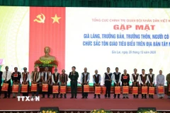 Đại tướng Nguyễn Trọng Nghĩa, Ủy viên Bộ Chính trị, Chủ nhiệm Tổng cục Chính trị Quân đội Nhân dân Việt Nam tặng quà cho các già làng, trưởng thôn, người có uy tín khu vực Tây Nguyên. (Ảnh: Hoài Nam/TTXVN)