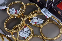 Vàng trang sức bày bán tại cửa hàng của Tập đoàn Vàng bạc Đá quý Doji. (Ảnh: Trần Việt/TTXVN)
