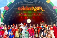 Đoàn Việt Nam tham gia biểu diễn và diễu hành tại lễ hội. (Ảnh: TTXVN phát)