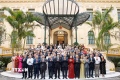 Tổng Bí thư, Chủ tịch nước Tô Lâm và nguyên Chủ tịch nước Lương Cường chụp ảnh chung với cán bộ, công chức, viên chức, người lao động Văn phòng Chủ tịch nước. (Ảnh: Thống Nhất/TTXVN)