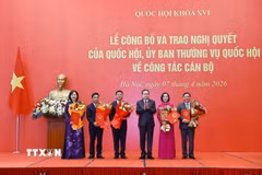 Chủ tịch Quốc hội Trần Thanh Mẫn trao Nghị quyết của Quốc hội cho các Phó Chủ tịch Quốc hội. (Ảnh: Doãn Tấn/TTXVN)