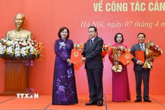 Chủ tịch Quốc hội Trần Thanh Mẫn trao Nghị quyết của Quốc hội cho các Phó Chủ tịch Quốc hội. (Ảnh: Doãn Tấn/TTXVN)