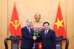 Ông Nguyễn Xuân Thắng tiếp ông Rogelio Polanco Fuentes, Đại sứ Đặc mệnh toàn quyền nước Cộng hòa Cuba tại Việt Nam. (Ảnh: Văn Điệp/TTXVN)