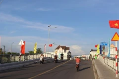 Việc 100% xã có đường ôtô cứng hóa và lưới điện quốc gia không chỉ phục vụ dân sinh mà còn đảm bảo quyền tự do đi lại và cơ hội phát triển bình đẳng.